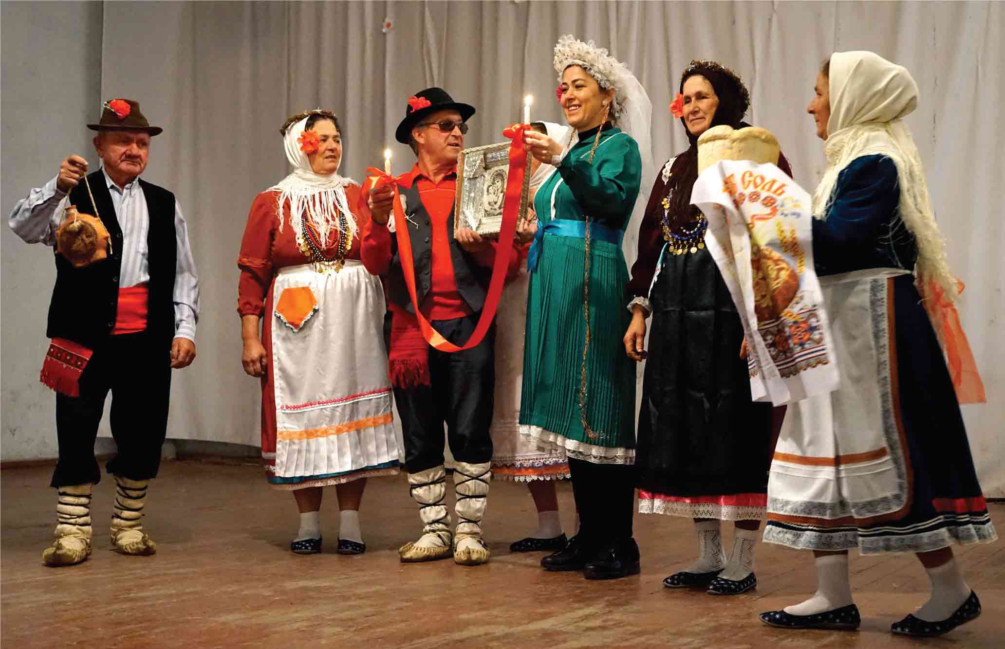 Jinsiy olatini ignalar bilan teshayotgan erkakning porno videosi